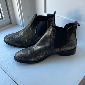 Gold metallic Chelsea boot. Fun!